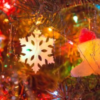 1980s christmas tree ornaments, snowflake ornament - home decoration stock-fotos und bilder