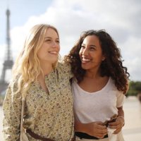 2 young women visiting paris - hairstyle stock-fotos und bilder