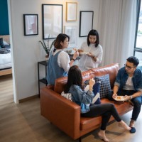 4 vrienden verzamelen thuis voor een snelle maaltijd - junk food stockfoto's en -beelden