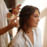 a bride getting ready before her wedding ceremony - hairstyle stockfoto's en -beelden