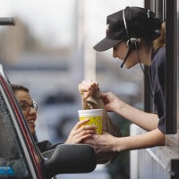 a fast-food employee gives a customer her order - food photos et images de collection