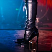 a female violinist elegantly dressed for a concert. electric violin - concert stock pictures, royalty-free photos & images