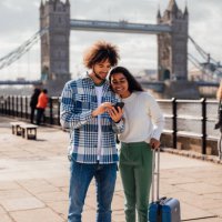 a married couple using their phone to navigate the city. - travel stockfoto's en -beelden