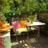 a nice place to sit and enjoy a quiet moment a lovely summer day - garden decoration stockfoto's en -beelden