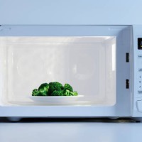 a small plate of broccoli inside a microwave - food stock pictures, royalty-free photos & images