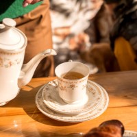 a teapot and a cup of tea on the table in the sunlight. - garden decoration photos et images de collection