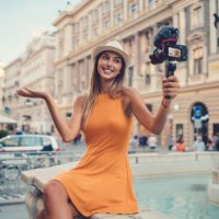 aantrekkelijke vrouw vlogging uit wenen - travel stockfoto's en -beelden