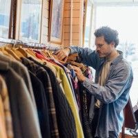 achats de magasin thrift - fashion photos et images de collection