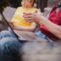 activités séparées mais conjointes - garden decoration photos et images de collection