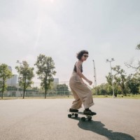 adolescente avec la planche à roulettes dans le stationnement un jour ensoleillé. - fashion photos et images de collection