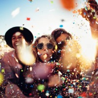 adolescente hipster amis fête par des confettis colorés en mains couper le souffle - travel photos et images de collection