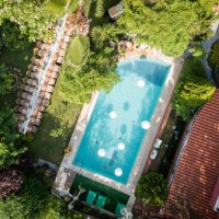 aerial view of wedding reception and large dining table in garden of modern house with poolside lounge - garden decoration stock pictures, royalty-free photos & images