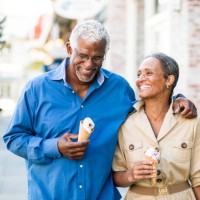 african american älteres paar in der stadt mit eis - travel stock-fotos und bilder