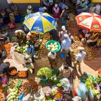 african vegetable market assomada, santiago island - food stockfoto's en -beelden