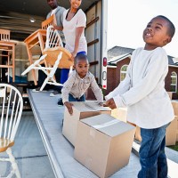 afro-américaine famille changement de logement - garden decoration photos et images de collection