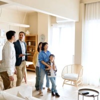 agent immobilier discute avec sa famille - home decoration photos et images de collection