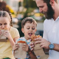 alleinerziehende - junk food stock-fotos und bilder