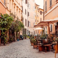 alley with restaurants in trastevere district, rome, italy - food fotografías e imágenes de stock