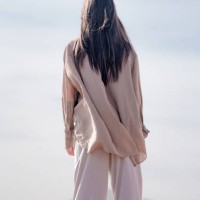 alone girl contemplating the horizon that opens in front of her - fashion stock pictures, royalty-free photos & images