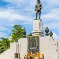 alter to king rama vi (6), lumpini park, bangkok, thailand - garden decoration stock pictures, royalty-free photos & images