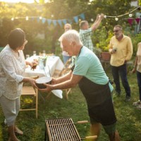 amis aînés appréciant le temps de qualité ensemble à l’arrière-cour pendant la belle journée - garden decoration photos et images de collection