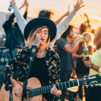 amis, bénéficiant d’une prestation de guitare sur le toit - concert photos et images de collection