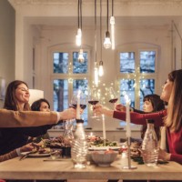 amis heureux tinter les verres à vin à la table de noël - food photos et images de collection