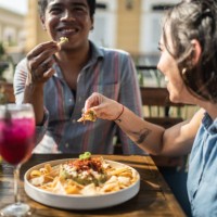 amis mangeant du guacamole dans un restaurant - food photos et images de collection