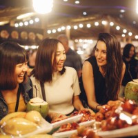 amis, profiter de nuit fois marchés alimentaires à bangkok - food photos et images de collection