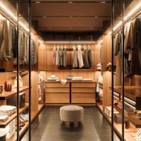 ankleidekabine interieur mit schuhen, taschen und hängender kleidung - fashion stock-fotos und bilder