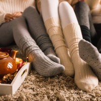 apprécier le thé chaud dans la chaussette confortable un jour froid d'automne - home decoration photos et images de collection