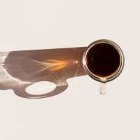 aromatic morning coffee and a long shadow from the cup. - coffee stockfoto's en -beelden