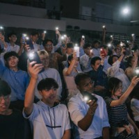 asian crowd with smartphone flash lights at concert - concert stockfoto's en -beelden
