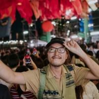 asian guy is showing his friend via live streaming at the concert. - concert stock pictures, royalty-free photos & images