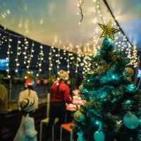 asiatische chinesische weibliche und männliche aufräumen tisch und warten auf nächsten abschnitt geschenk-austausch und feiern weihnachtsfeier auf dem dach des hauses - garden decoration stock-fotos und bilder