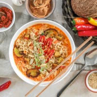 asiatische mie nudelsuppe mit tofu, erdnuss, limette und chili als flat lay - food stock-fotos und bilder
