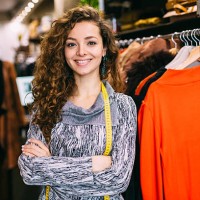 assistant shopping - fashion photos et images de collection