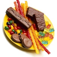 assorted candy on plate - junk food stock-fotos und bilder