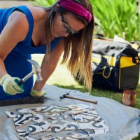 attractive woman doing diy mosaic in garden - garden decoration photos et images de collection