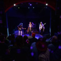 audience watching band perform on stage - concert stock pictures, royalty-free photos & images