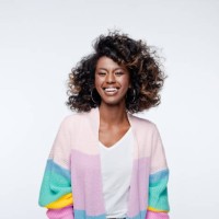 aufgeregte frau trägt regenbogen strickjacke - fashion stock-fotos und bilder