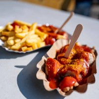 August 2024, Berlin: A bowl of currywurst stands on a table. The 75th anniversary of the invention of the currywurst is on 04.09. Photo: Fabian...