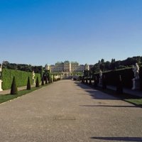 austria, vienna, view of long pathway entrance to upper belvedere palace - garden decoration stock pictures, royalty-free photos & images