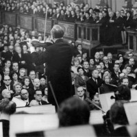 Austrian violinist and conductor Willy Boskowsky conducts the Vienna New Year's concert. Grosser Saal or also Large Hall of the Musikverein. About...
