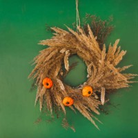 autumn wreath with small pumpkins hanging on green door. - garden decoration stock pictures, royalty-free photos & images
