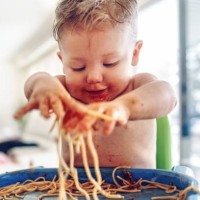 bébé garçon manger spaghetti - food photos et images de collection