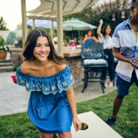 backyard party jouer au jeu de lancer de sac de haricots cornhole - garden decoration photos et images de collection