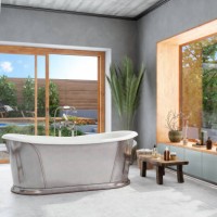 badezimmer mit badewanne, holzhocker und topfpflanze. gartenblick aus dem fenster. - garden decoration stock-fotos und bilder