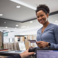 badezimmerfliesen einkaufende frau - home decoration stock-fotos und bilder