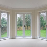 baie vitrée s'ouvrant sur la terrasse - garden decoration photos et images de collection